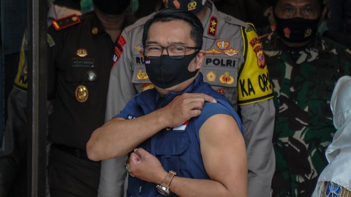 Gubernur Jawa Barat Ridwan Kamil menunjukan lengannya yang telah di suntikan vaksin, di Puskesmas Garuda, Bandung, Jawa Barat, Senin (14/9/2020). Gubernur Jabar Ridwan Kamil, bersama Kapolda Jabar Irjen Pol Rudy Sufahriadi, Pandam III Siliwangi Mayjen TNI Nugroho Budi Wiryanto dan Kepala Kejati Jabar Ade Eddy Adhyaksa menjalani uji klinis tahap tiga berupa penyuntikan vaksin COVID-19. ANTARA FOTO/Raisan Al Farisi/hp.