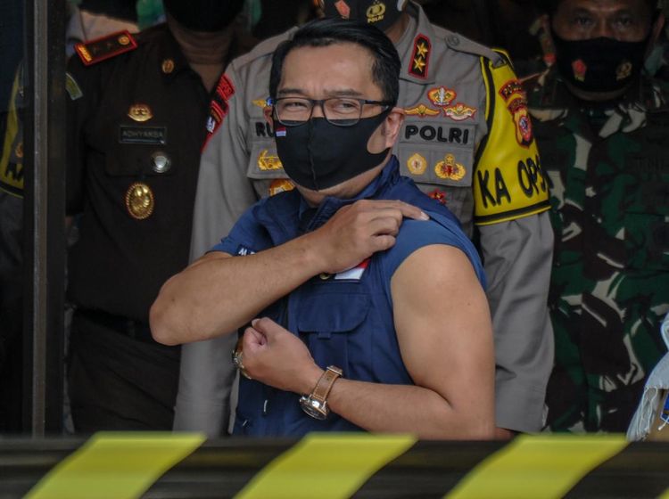 Gaya Ridwan Kamil Usai Suntik Vaksin COVID-19