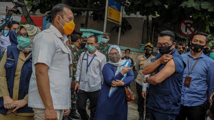Gubernur Jawa Barat Ridwan Kamil menunjukan lengannya yang telah di suntikan vaksin, di Puskesmas Garuda, Bandung, Jawa Barat, Senin (14/9/2020). Gubernur Jabar Ridwan Kamil, bersama Kapolda Jabar Irjen Pol Rudy Sufahriadi, Pandam III Siliwangi Mayjen TNI Nugroho Budi Wiryanto dan Kepala Kejati Jabar Ade Eddy Adhyaksa menjalani uji klinis tahap tiga berupa penyuntikan vaksin COVID-19. ANTARA FOTO/Raisan Al Farisi/hp.