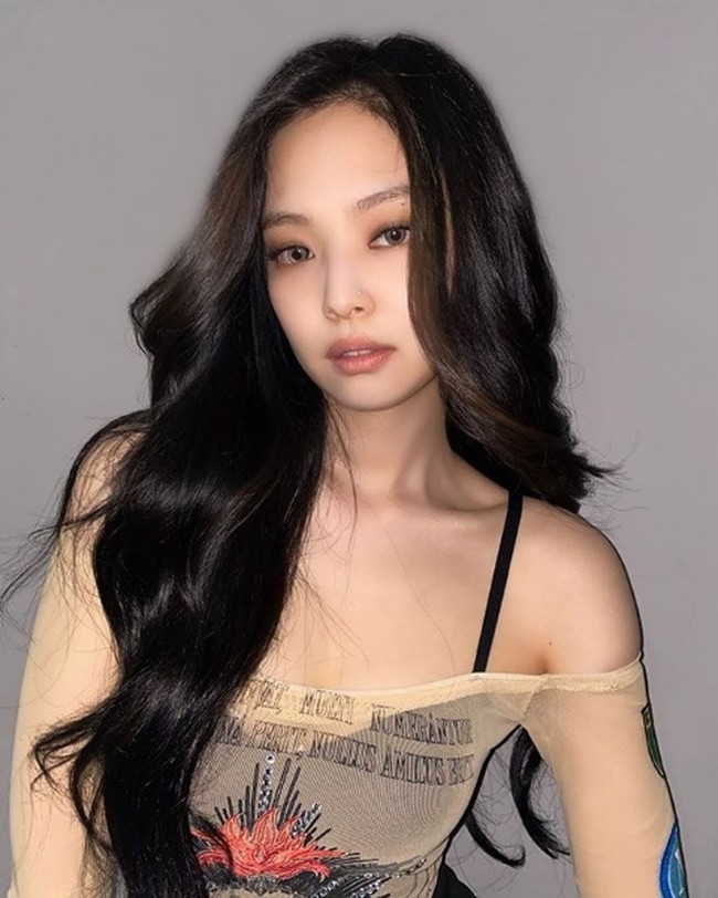 Setelah Lisa ada Jennie Kim atau lebih dikenal sebagai Jennie Blackpink. Followers Jennie di akun Instagramnya @jennierubyjane mencapai 32,3 juta. Dari setiap postingan endorsement yang dilakukannya di Instagram, Jennie mendapat bayaran US$ 170 ribuan atau sekitar Rp 2,5 miliaran. Foto: Dok. Instagram