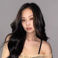 Setelah Lisa ada Jennie Kim atau lebih dikenal sebagai Jennie Blackpink. Followers Jennie di akun Instagramnya @jennierubyjane mencapai 32,3 juta. Dari setiap postingan endorsement yang dilakukannya di Instagram, Jennie mendapat bayaran US$ 170 ribuan atau sekitar Rp 2,5 miliaran. Foto: Dok. Instagram