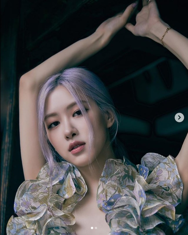 Personel Blackpink menduduki top 3 idol KPop dengan bayaran endorse termahal. Setelah Lisa dan Jennie, di urutan ketiga adalah Rose Blackpink. Followers Instagram akun Rose, @roses_are_rosie mencapai 29,1 juta. Dan per satu postingan endorse di Instagram, Rose kabarnya dibayar US$ 160 ribu atau sekitar Rp 2,4 miliaran. Foto: Dok. Instagram