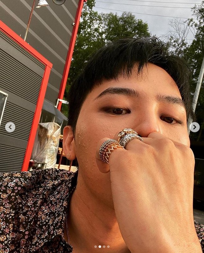 G-Dragon dikenal sebagai leader grup Bigbang dan solois sukses. Populer di Instagram dengan followers lebih dari 18 juta, G-Dragon menjadi brand ambassador dari Chanel hingga Nike. Harga endorse G-Dragon untuk sekali posting Instagram di akunnya @xxxibgdrgn adalah sebesar US$ 128,000 atau Rp1,9 miliaran. Foto: Dok. Instagram