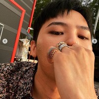 G-Dragon dikenal sebagai leader grup Bigbang dan solois sukses. Populer di Instagram dengan followers lebih dari 18 juta, G-Dragon menjadi brand ambassador dari Chanel hingga Nike. Harga endorse G-Dragon untuk sekali posting Instagram di akunnya @xxxibgdrgn adalah sebesar US$ 128,000 atau Rp1,9 miliaran. Foto: Dok. Instagram