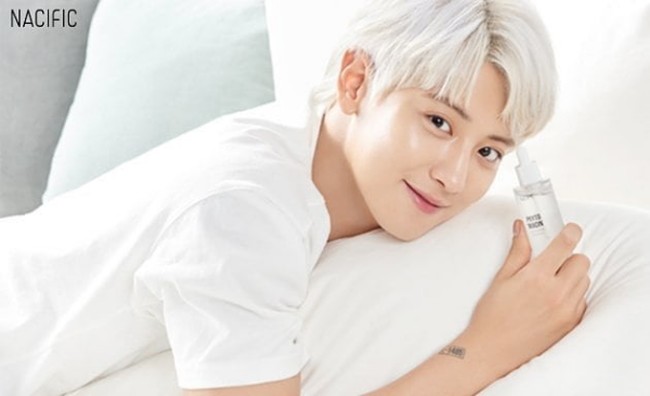 Personel EXO Chanyeol masuk dalam daftar idol KPop dengan bayaran endorse termahal. Dengan followers lebih dari 22 juta, harga endorse Chanyeol EXO per potingan di Instagramnya @real__pcy mencapai  US$ 147,000 atau Rp 2,2 miliaran. Foto: Dok. Instagram