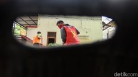 Salah satunya adalah sanksi menyapu jalan.