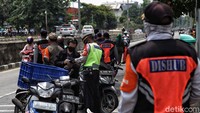 Petugas gabungan pun menggelar Operasi Yustisi dan Operasi Tertib Masker secara serentak di sejumlah wilayah Ibu Kota.