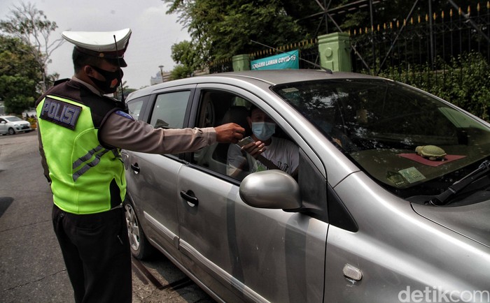 Petugas gabungan gelar Operasi Yustisi di Jakarta Utara. Kegiatan itu digelar serentak di kawasan Ibu Kota di hari pertama PSBB Jakarta diperketat