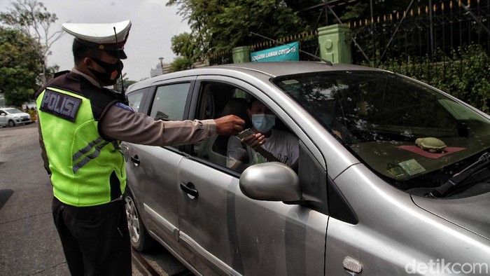 Petugas gabungan gelar Operasi Yustisi di Jakarta Utara. Kegiatan itu digelar serentak di kawasan Ibu Kota di hari pertama PSBB Jakarta diperketat