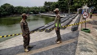 Selain menggelar Operasi Tertib Masker, petugas juga tampak berjaga di kawasan Plaza Danau Sunter yang telah ditutup dengan garis kuning.