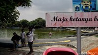 Garis tersebut dipasang sebagai tanda bahwa selama berlakunya PSBB secara ketat di kawasan Ibu Kota, kawasan Plaza Danau Sunter akan ditutup sementara guna menghindari warga berkerumun yang dapat meningkatkan risiko penyebaran virus Corona.