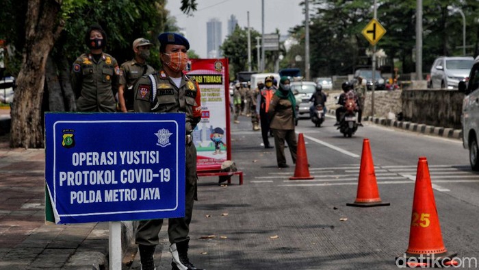 Petugas gabungan gelar Operasi Yustisi di Jakarta Utara. Kegiatan itu digelar serentak di kawasan Ibu Kota di hari pertama PSBB Jakarta diperketat