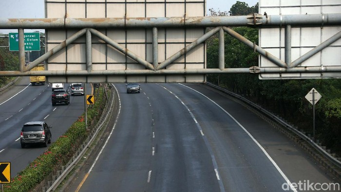 PSBB secara total kembali diterapkan di Ibu Kota Jakarta hari ini. Lalu lintas di Tol Jakarta Outer Ring Road yang biasanya macet, kini lancar.