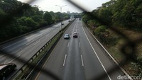 Arus kendaraan yang biasa macet di ruas Jalan Tol Lingkar Luar Jakarta atau Jakarta Outer Ring Road, Senin (14/09/2020), terlihat lengang dan lancar.