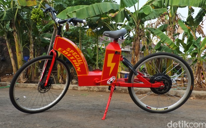 Seorang kakek bernama Mujahid dari Pondok Gede, Bekasi, Jawa Barat, berhasil merakit sepeda listrik sendiri. Sepeda berpenggerak listrik itu diberina nama Sigma.