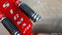 Hal lain yang membuat sepeda ini berbeda adalah penambahan suspensi. Alasan menggunakan suspensi adalah untuk mengimbangi bobot sepeda yang bertambah oleh baterai. 