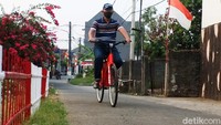 Mujahid menaiki sepeda listrik buatannya di kawasan Pondok Gede, Bekasi, Jawa Barat.