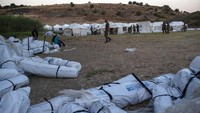 Pasukan keamanan Yunani tiba secara massal di Pulau Lesbos pada Jumat waktu setempat. Mereka membangun kembali tempat kamp baru bagi ribuan migran yang kehilangan tempat tinggal mereka akibat kebakaran hebat pada Selasa kemarin.  