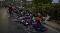 Sebelumnya banyak keluarga yang putus asa yang berkeliaran dengan lesu di jalan-jalan utama kota di pulau setelah bermalam di tempat terbuka. Mereka terpaksa tidur di pinggir jalan, tempat parkir bahkan di pom bensin.  