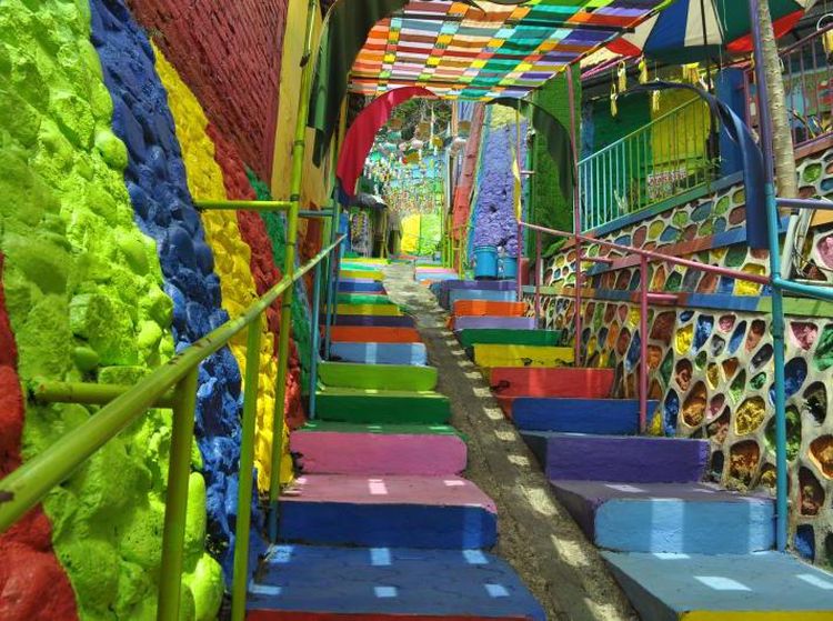 Warna-warni di Tepi Sungai Kota Malang