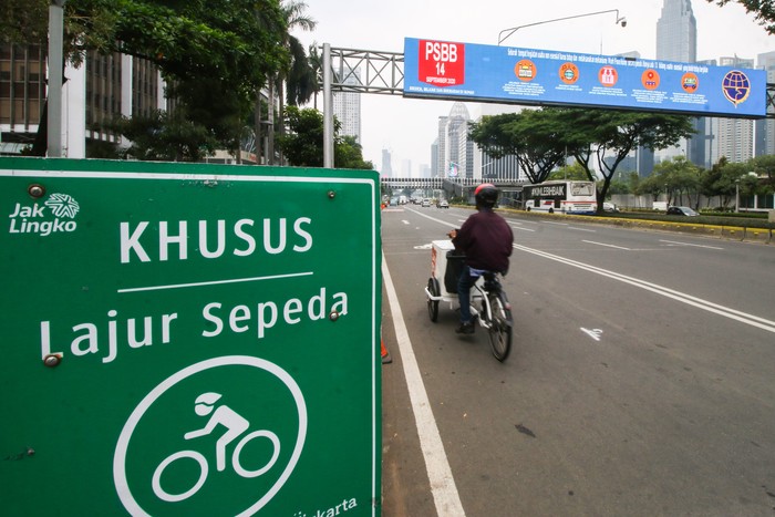 KAWASAN KHUSUS PESEPEDA DITIADAKAN Warga melintas di Jalan Jenderal Sudirman, Jakarta, Senin (14/9/2020). Memasuki masa PSBB total, sebanyak 10 titik kawasan pesepeda di Jakarta ditiadakan. ANTARA FOTO/Rivan Awal Lingga/hp.