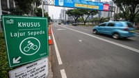 Warga melintas di Jalan Jenderal Sudirman, Jakarta, Senin (14/9/2020).