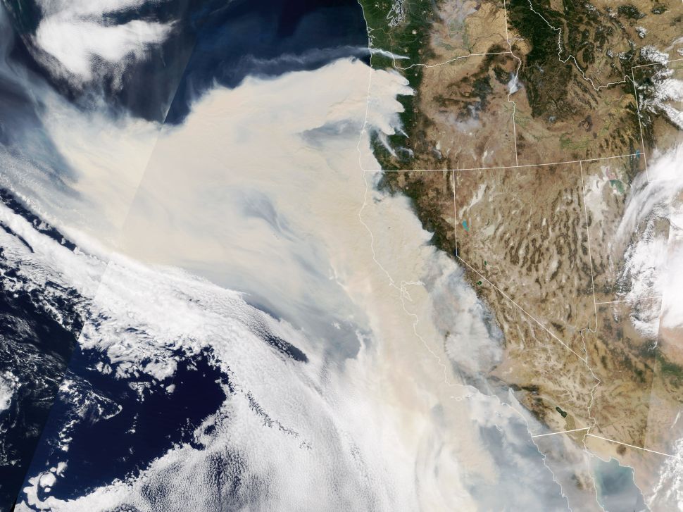 Kebakaran hutan di California ternyata lebih mengerikan. Sebab, asap akibat dari kebakaran ini yang mengepul ke udara, bisa dilihat dari jarak 1,5 juta km di luar angkasa.