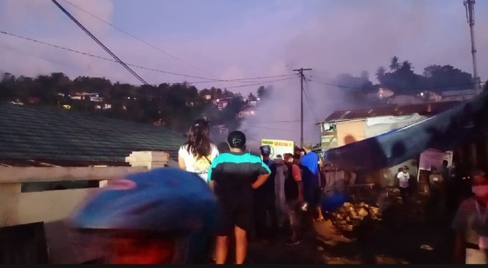 Kebakaran rumah di Asrama Militer Pamdal XVI/ Pattimura, Ambon, Maluku