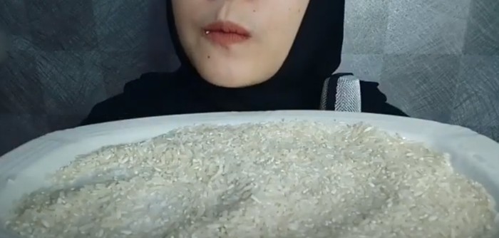 Kebiasaan makan beras mentah