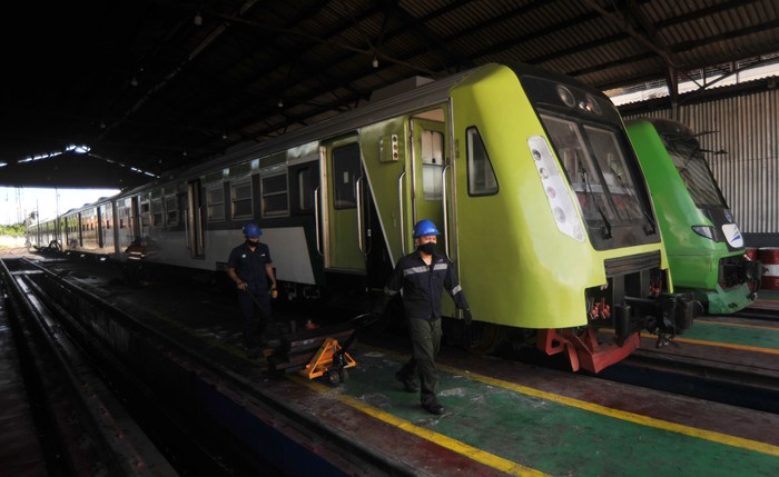 Sejumlah pekerja mengecek kondisi Kereta Rel Diesel Indonesia (KRDI) Seminung yang baru tiba di di Depo Stasiun Simpang Haru, Padang, Sumatera Barat, Senin (14/9/2020). PT KAI Divre II Sumatera Barat mendatangkan KRDI Seminung dari Lampung yang memiliki kapasitas 580 penumpang sebagai kereta api cadangan melayani rute Padang-Bandara Internasional Minangkabau dan Kayu Tanam. ANTARA FOTO/Iggoy el Fitra/wsj.