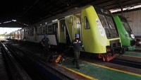 Sejumlah pekerja mengecek kondisi Kereta Rel Diesel Indonesia (KRDI) Seminung yang baru tiba di di Depo Stasiun Simpang Haru, Padang, Sumatera Barat, Senin (14/9/2020).