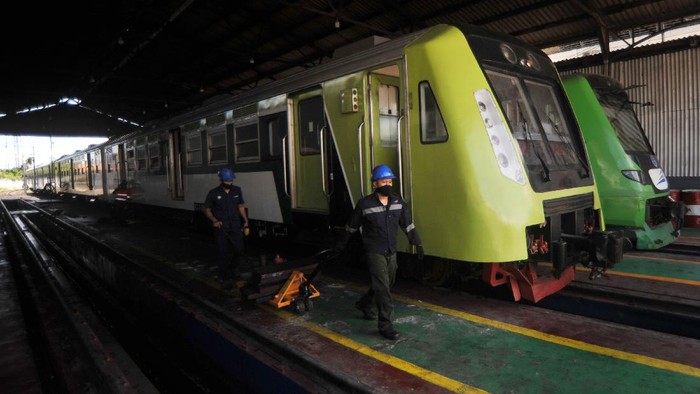 KEDATANGAN KRDI SEMINUNG DI PADANG Sejumlah pekerja mengecek kondisi Kereta Rel Diesel Indonesia (KRDI) Seminung yang baru tiba di di Depo Stasiun Simpang Haru, Padang, Sumatera Barat, Senin (14/9/2020). PT KAI Divre II Sumatera Barat mendatangkan KRDI Seminung dari Lampung yang memiliki kapasitas 580 penumpang sebagai kereta api cadangan melayani rute Padang-Bandara Internasional Minangkabau dan Kayu Tanam. ANTARA FOTO/Iggoy el Fitra/wsj.