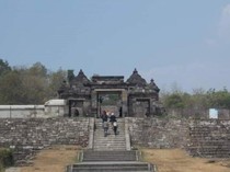 Sejarah Candi Ratu Boko Lengkap dengan Mitos, Lokasi, Rute, dan Daya Tariknya