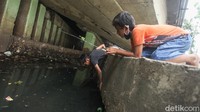 Usai mengikuti sekolah daring mereka bergegas menuju kolong jembatan ini.
