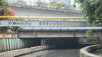Bermain di kolong jembatan juga menjadi pilihan akibat sejumlah taman yang ditutup imbas COVID-19.
