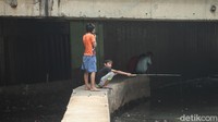 Mereka menghabiskan waktu untuk sekedar memancing.