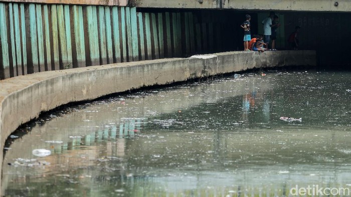 Kolong Jembatan Tanah Abang Jadi Tongkrongan Anak-anak Ditutupnya sejumlah RPTRA membuat sejumlah anak-anak terpaksa memanfaatkan kolong jembatan untuk bermain. Salah satunya di kolong Jembatan Tanah Abang, Jakarta.