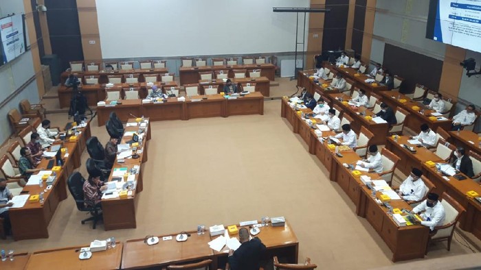 Komisi VIII DPR rapat bersama Menag Fachrul Razi guna membahas anggaran Kemenag di 2021, di gedung DPR, Jakarta, Senin (14/9/2020).