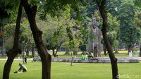 Warga pun diminta untuk berdiam di rumah dan tidak bepergian jika tidak terpaksa.