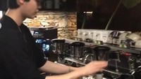 Kafe yang dimiliki Lee Jong Suk juga punya coffee bar. Peralatannya lengkap dan seperti ini  momen Lee Jong Suk saat meracik kopinya sendiri di sana. Foto: Instagram @jongsuk0206