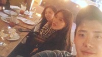 Saat makan bersama para kru di sebuah restoran, Lee Jong Suk mengabadikannya. Kira-kira mereka makan apa ya? Foto: Instagram @jongsuk0206