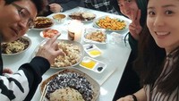 Pergi ke rumah saudara, Lee Jong Suk nampak akrab makan bareng. Ada olahan nasi, ayam, dan acar yang ia nikmati. Foto: Instagram @jongsuk0206