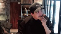Lee Jong Suk merupakan aktor tampan Korea Selatan yang sukses membintangi beberapa judul drama. Awalnya ia berkarir sebagai model dan kini jadi salah satu aktor paling ngetop di sana. Foto: Instagram @jongsuk0206