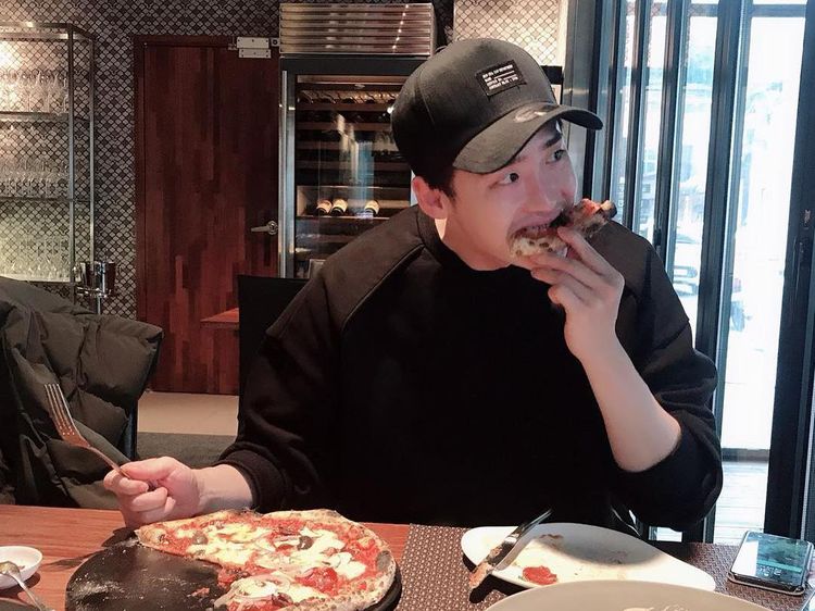 Ultah Hari Ini, Yuk Intip Pesona Tampan Lee Jong Suk Saat Kulineran!