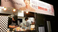 Punya wajah yang tampan, tentu saja Lee Jong Suk punya banyak penggemar. Setiap kali berperan dalam sebuah drama, pasti ia mendapatkan kiriman food truck berupa minuman. Foto: Instagram @jongsuk0206
