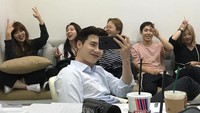 Bersama kru yang selalu ada di sampingnya, Lee Jong Suk sempat mengabadikan momen mereka. Ini momen mereka saat menikmati kopi di ruang tunggu. Foto: Instagram @jongsuk0206
