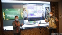 Direktur Mandiri Syariah Ade Cahyo Nugroho (kanan), SEVP Mandiri Syariah Karya Prasetya Budi (kiri) menyapa secara virtual Direktur MUF Rita Mustika, Pejabat Executive MUF Yusuf Budi Baik dan SVP MUF Abdul Rochim usai penandatanganan  kerjasama di Jakarta, Senin (14/9).