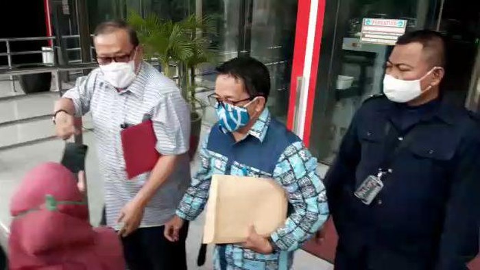 Mantan Wakil Menteri BUMN, Mahmuddin Yasin, dan mantan Kabiro Hukum Kementerian BUMN sekaligus Wakil Direktur PT Pelindo II, Hambra SH setelah diperiksa KPK.