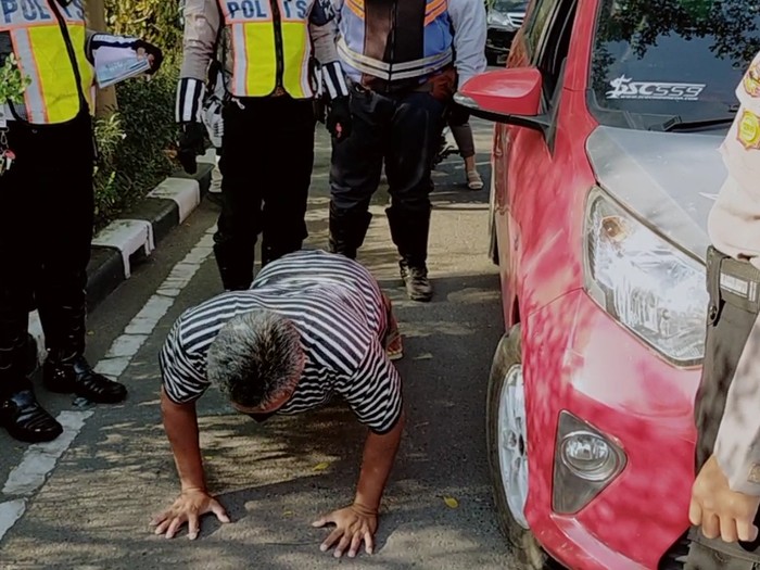 Tim gabungan dari Polrestabes Surabaya, TNI, hingga Satpol PP menggelar Operasi Yustisi di Bundaran Waru. Operasi ini menyasar para pengendara yang tidak bermasker. Hukumannya, sita KTP hingga disuruh push up.