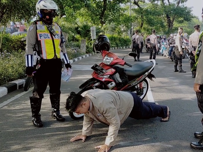 Tim gabungan dari Polrestabes Surabaya, TNI, hingga Satpol PP menggelar Operasi Yustisi di Bundaran Waru. Operasi ini menyasar para pengendara yang tidak bermasker. Hukumannya, sita KTP hingga disuruh push up.